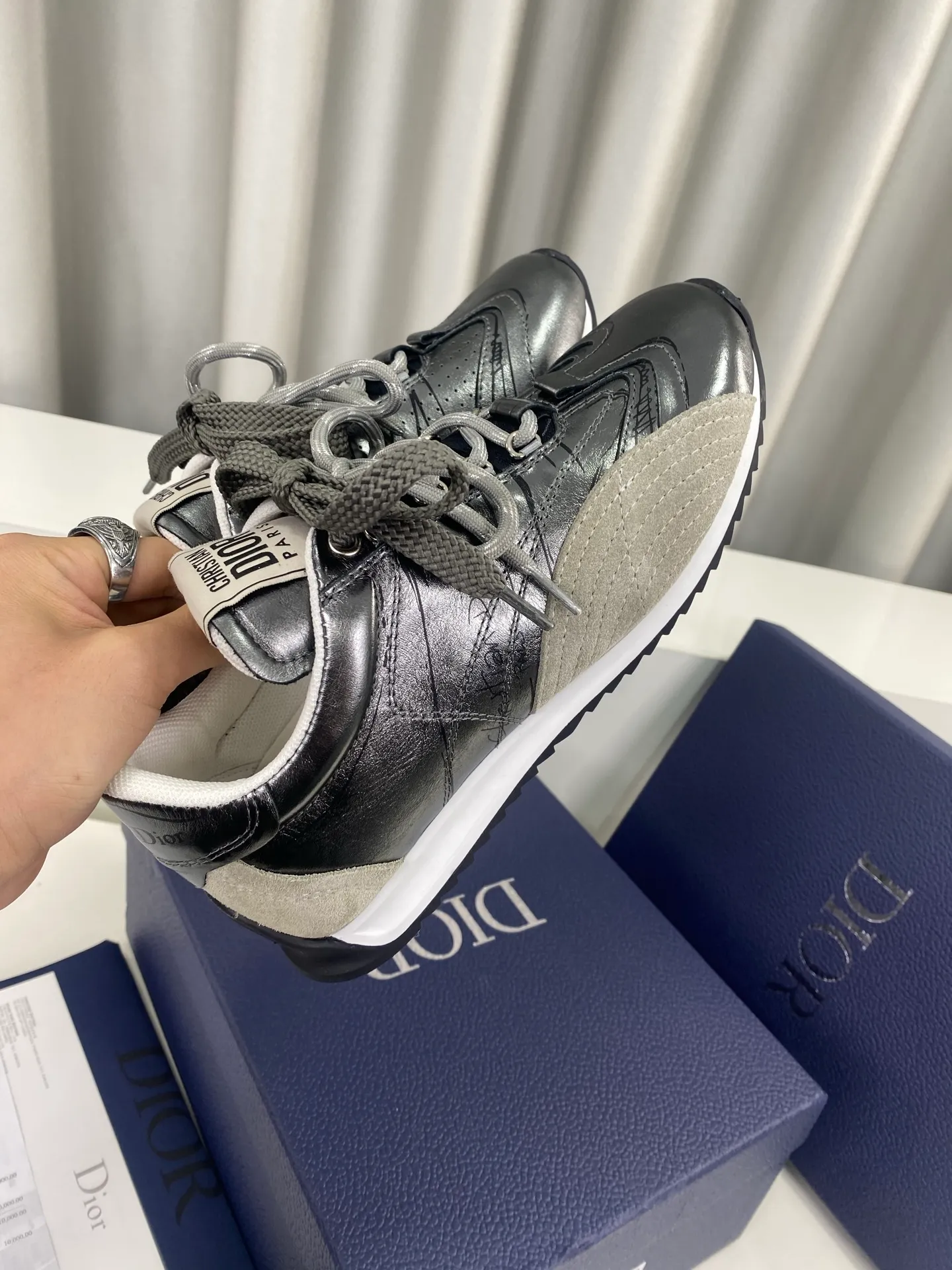 💕💕Factory direct selling price p560💕💕 Men's size +10 Dior Dior D-Sketch series graffiti moral shoes casual sports shoes ☑️ D-Sketch sports shoes made a wonderful appearance at the Dior 2025 spring and summer ready-to-wear series show, highlighting the classic retro aesthetics. Crafted from white nylon and calf leather, it's finished with a printed logo inspired by the shoe's production stages, with beige suede calf leather panels and double laces. A handwritten Christian Dior Paris signature adorns the sides, while a Christian Dior Paris signature panel and plaque adorn the heel and tongue. Paired with two-color thin rubber soles, they are more refined and can add high-end temperament to various casual looks. Exquisite packaging at the delivery counter🛍📦 ▪️Fabric: Original customized cowhide/graffiti ▪️Inner foot pads: Breathable mesh ▪️Sole: Original molded non-slip rubber outsole ▪️Sole thickness: 2CM ▪️Size: 35-45 (45 for women and 45 for men, customization is not returnable)